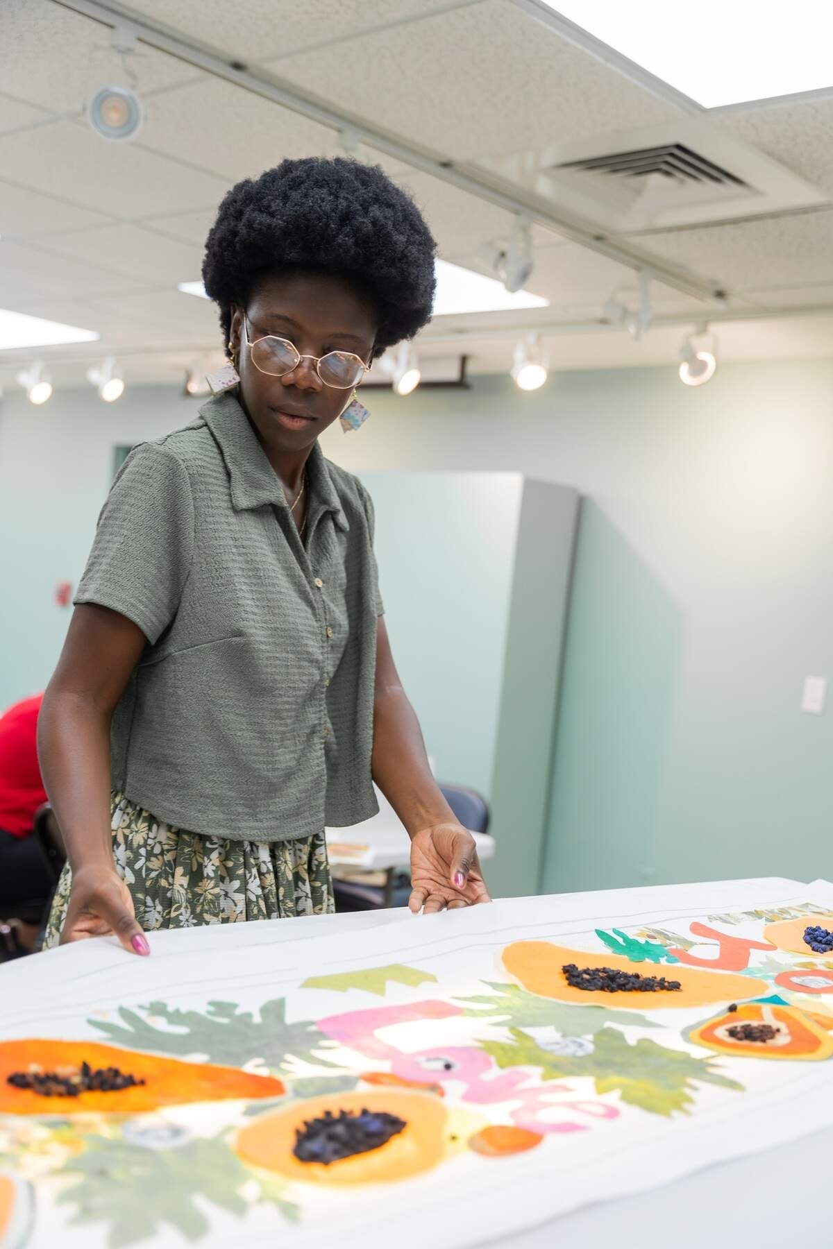 La artista principal Shawna Moulton revisa el trabajo de los participantes durante un taller de Studio Vizcaya en Vizcaya Museum & Gardens. Su proyecto, “The Fruit We Bear” (El fruto que damos), utiliza farolillos inspirados en frutas para fomentar conversaciones sobre valores compartidos y la comunidad.