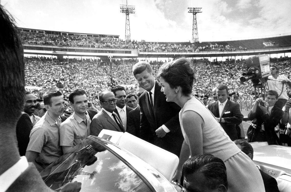 El presidente Kennedy y la primera dama, Jacqueline Kennedy, en el homenaje a los brigadistas en el estadio Orange Bowl de Miami, en diciembre de 1962. “Cecil Stoughton, White House / John Fitzgerald. Kennedy Library”