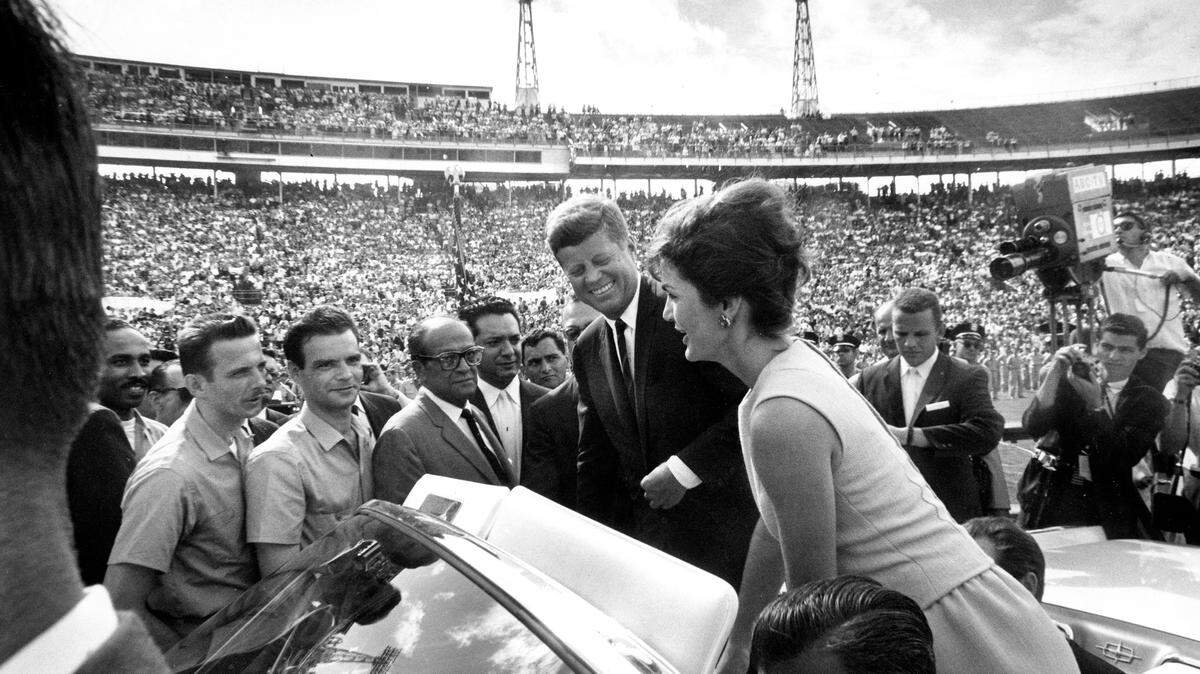 EN DICIEMBRE de 1962, el presidente John F. Kennedy y la señora Kennedy se dirigieran a los miembros de Brigada 2506 en el Orange Bowl. CREDITO: Cecil Stoughton, Casa Blanca / Biblioteca Kennedy”