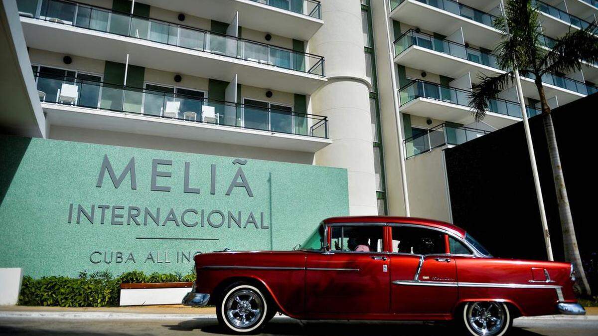 Foto de archivo de un auto circulando a la entrada del Hotel Meliá International en Varadero, provincia de Matanzas, el 23 de octubre de 2020. 