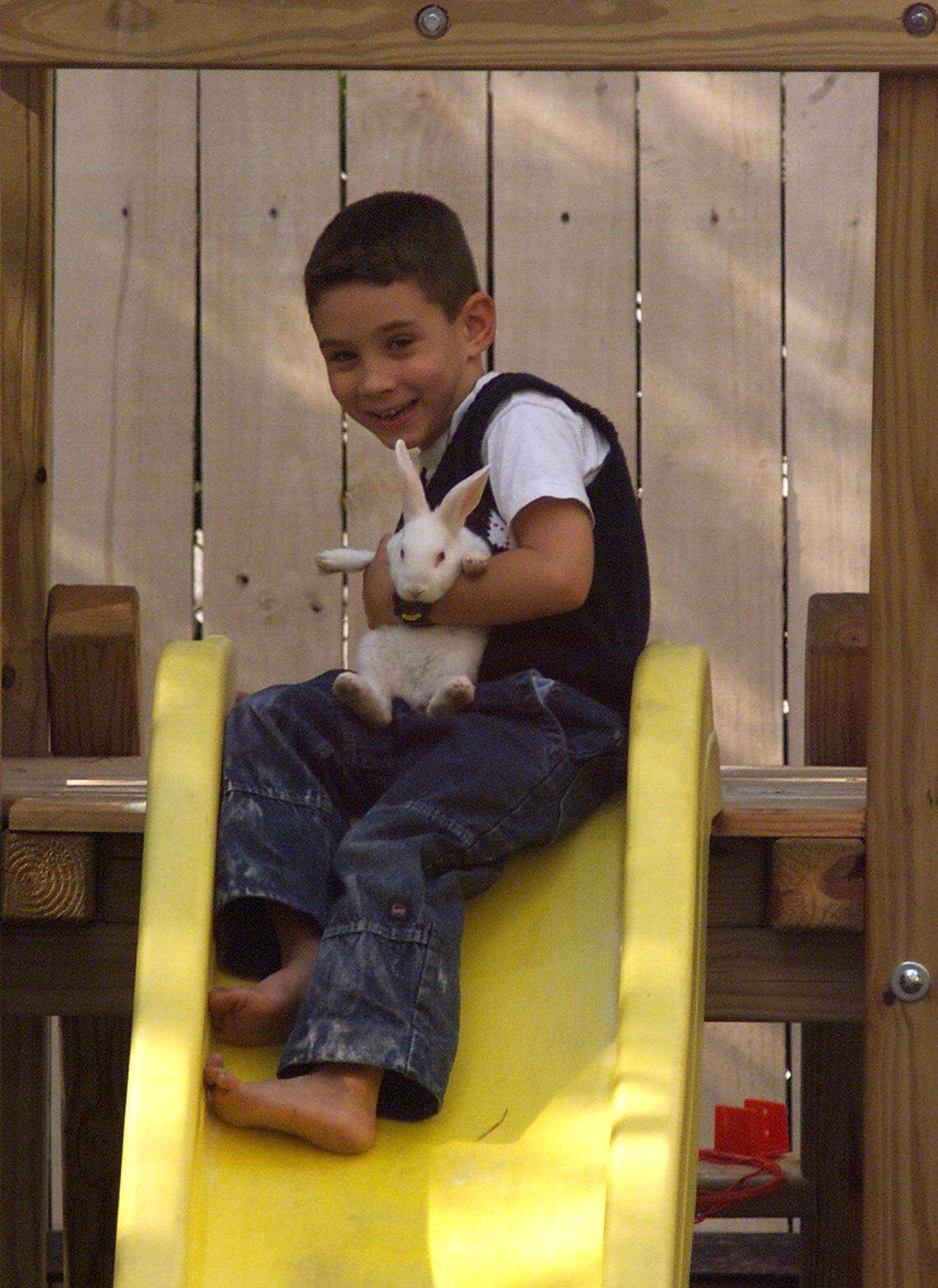 Elián González, con su conejo, llamado’ Esperanza’, en la casa de su tío Lázaro González, el 31 de marzo del 2000.