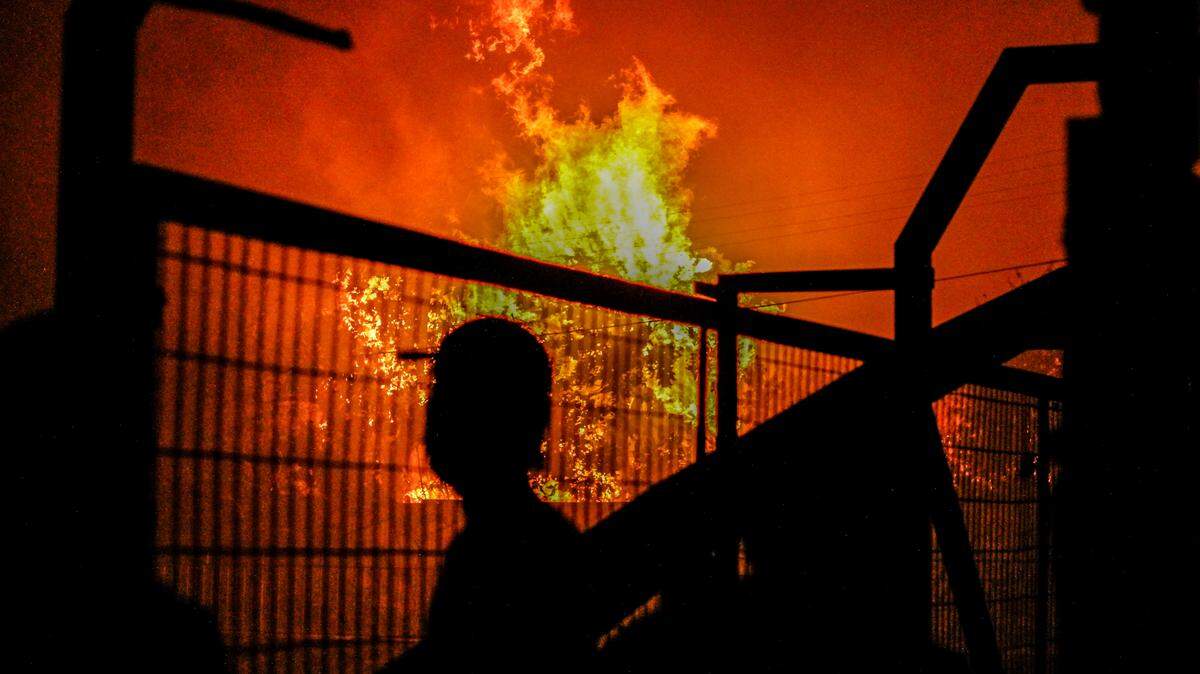 Un residente del sector de Miraflores mira como un incendio destruye una casa en Viña del Mar, Chile, el viernes 2 de febrero de 2024.