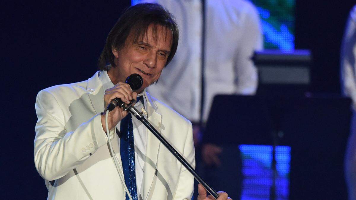 Brazilian singer and composer Roberto Carlos performs during the 2015 Latin Recording Academy Person of the Year gala honoring him on November 18, 2015, in Las Vegas, Nevada. AFP PHOTO/MARK RALSTON (Photo by Mark RALSTON / AFP) (Photo by MARK RALSTON/AFP via Getty Images)