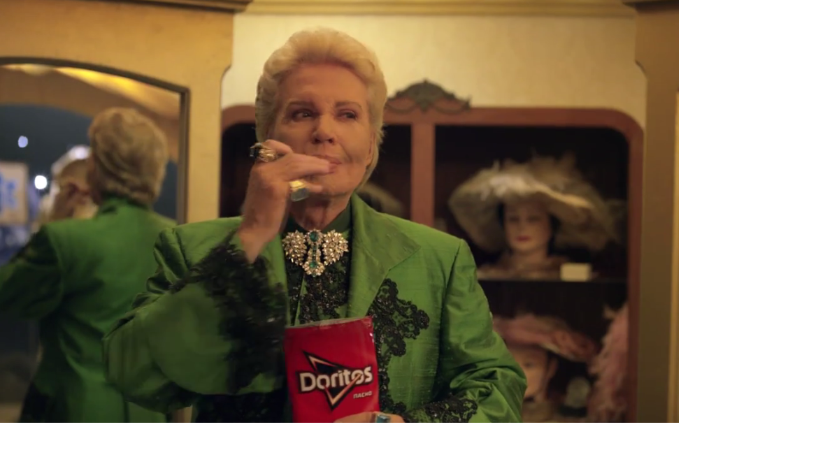 El reconocido astrólogo Walter Mercado en un anuncio comercial de Doritos.
