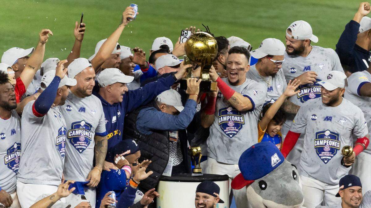 Los Tiburones de La Guaira celebran con el trofeo de campeones de la Serie del Caribe tras vencer en la final 3-0 a los Tigres del Licey, en el partido final celebrado el 9 de febrero de 2024 en Miami.