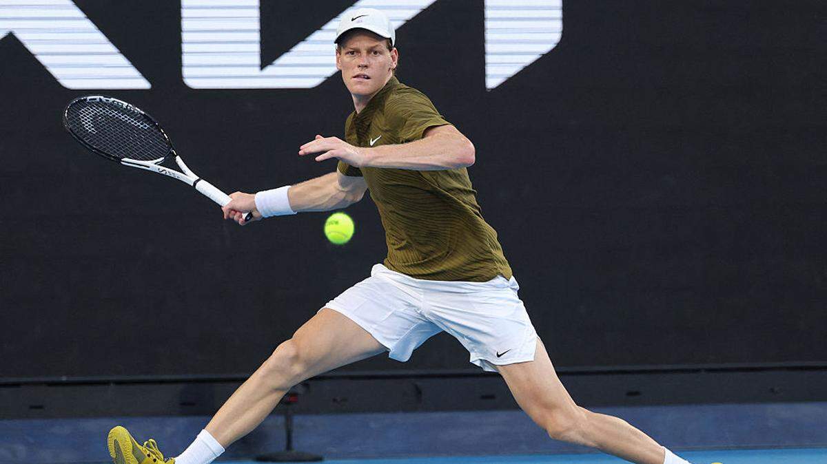 El italiano Jannik Sinner superó el miércoles al estadounidense Ben Shelton con parciales de 6-3, 6-4 y 6-4, para clasificarse a su sexta semifinal consecutiva de Grand Slam.