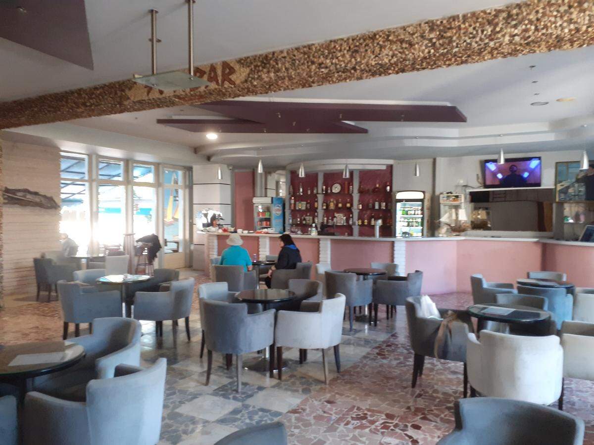Café SOS de Saranda, con una decoración de la época comunista albanesa.