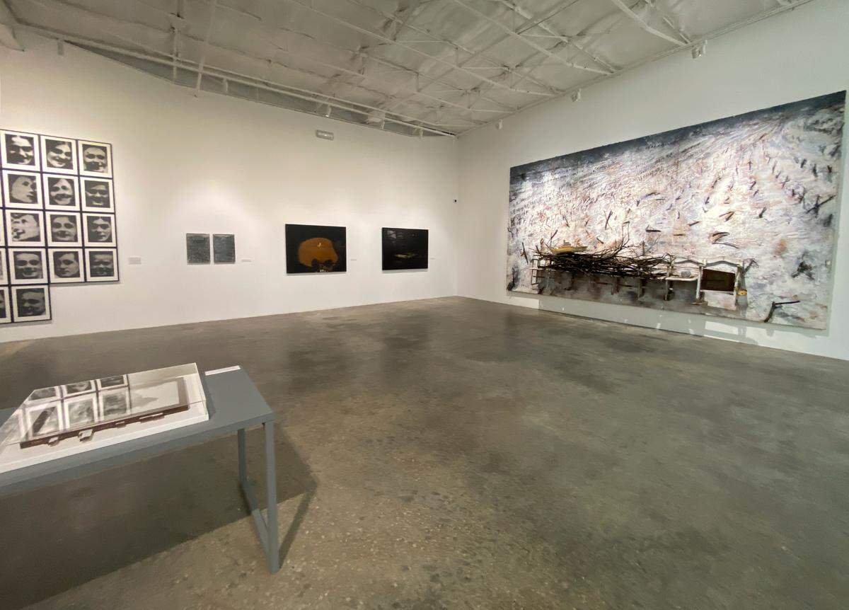 Obras en sala de la exhibición “Mirror of the Mind: Figuration in the Jorge M. Pérez Collection”, Espacio 23, Miami.