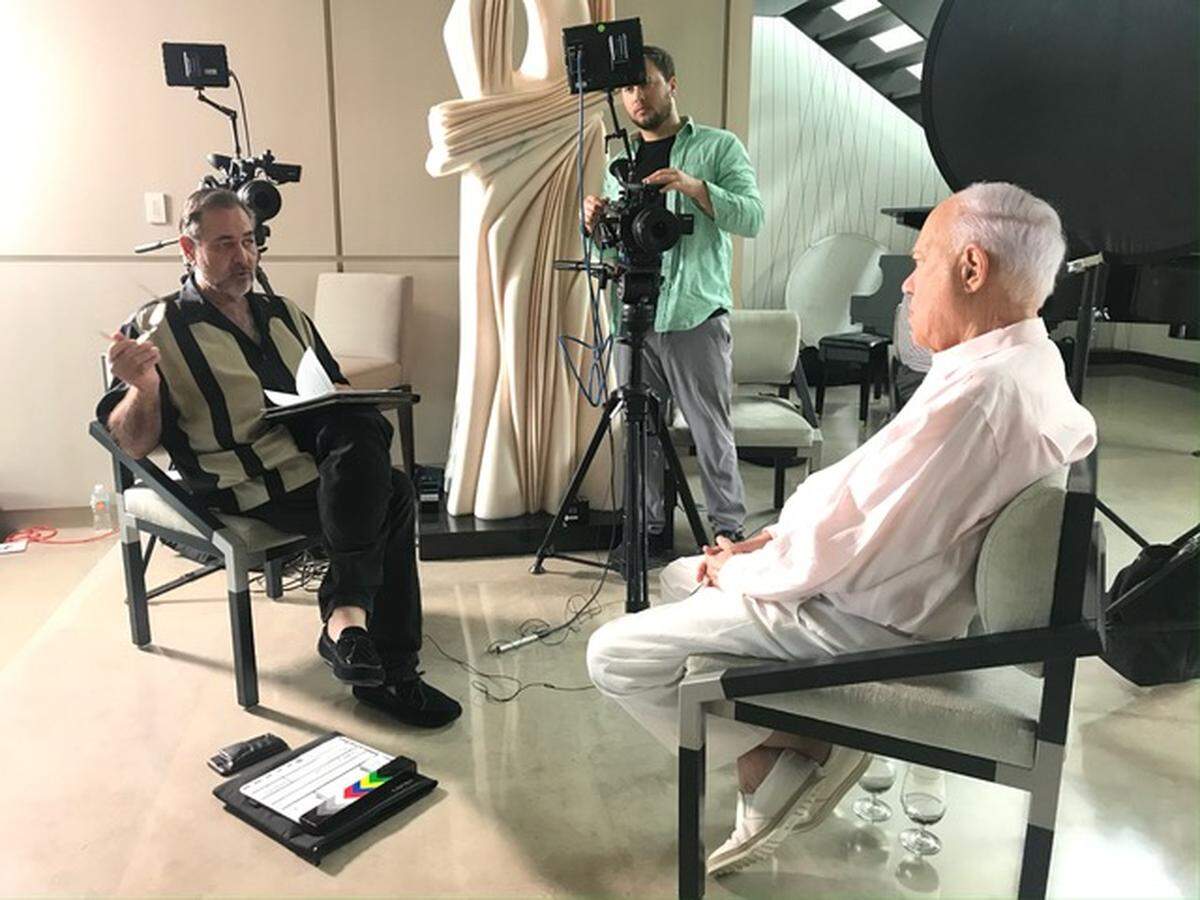The filmmaker Jerry Levine interviewing George Feldenkreis for the documentary ‘From Cuba to America’.