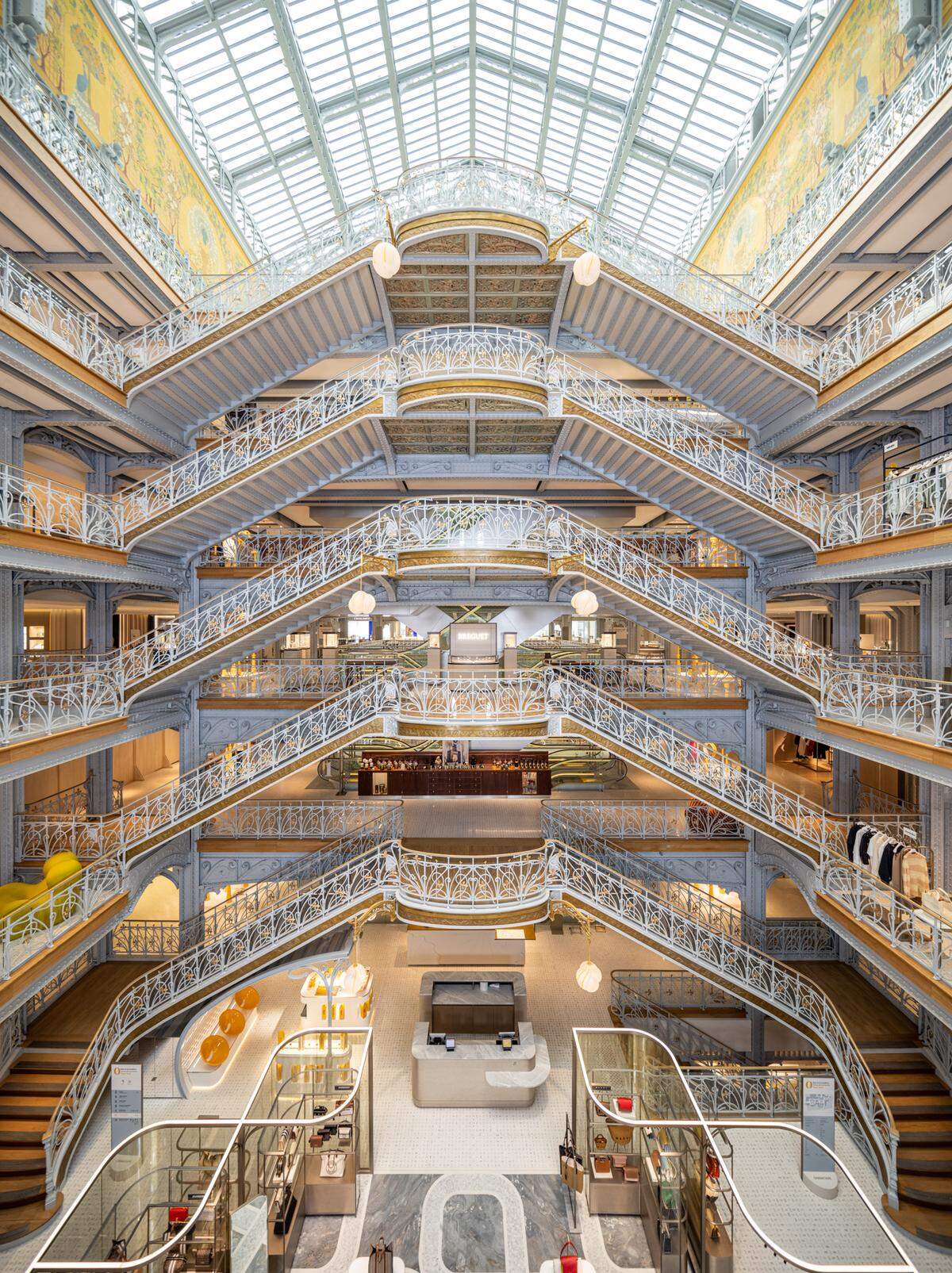 En el Hotel St. Honoré se ubica en una antigua sucursal de La Samaritaine, tienda por departamentos que es la quintaesencia de las compras de lujo. 