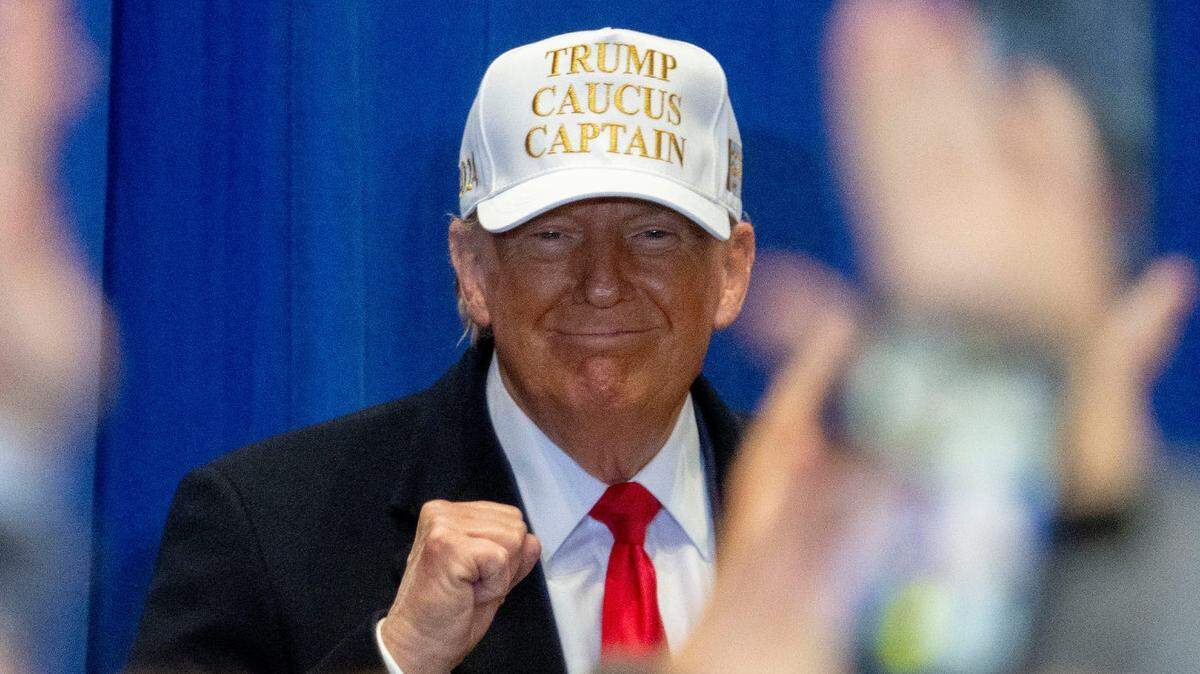 El expresidente Donald Trump anima a sus seguidores durante un mitin previo a las asambleas electorales (caucus) de Iowa, en esta foto de archivo del domingo 14 de enero de 2024, en Indianola, Iowa.