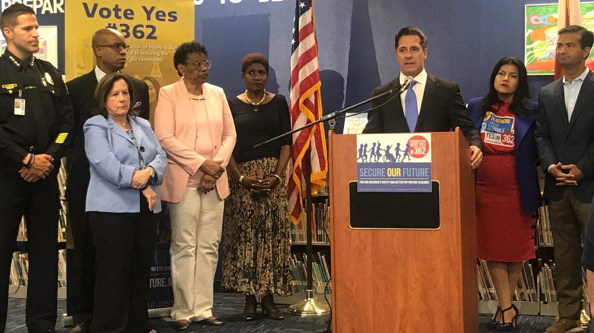 Alberto Carvalho, superintendente escolar de Miami-Dade, habla en una conferencia de prensa en la escuela Madie Ives K-8 en North Miami Beach, en que exhortó a los electores a aprobar un aumento del impuesto a la propiedad a beneficio de los maestros y la contratación de policías escolares.