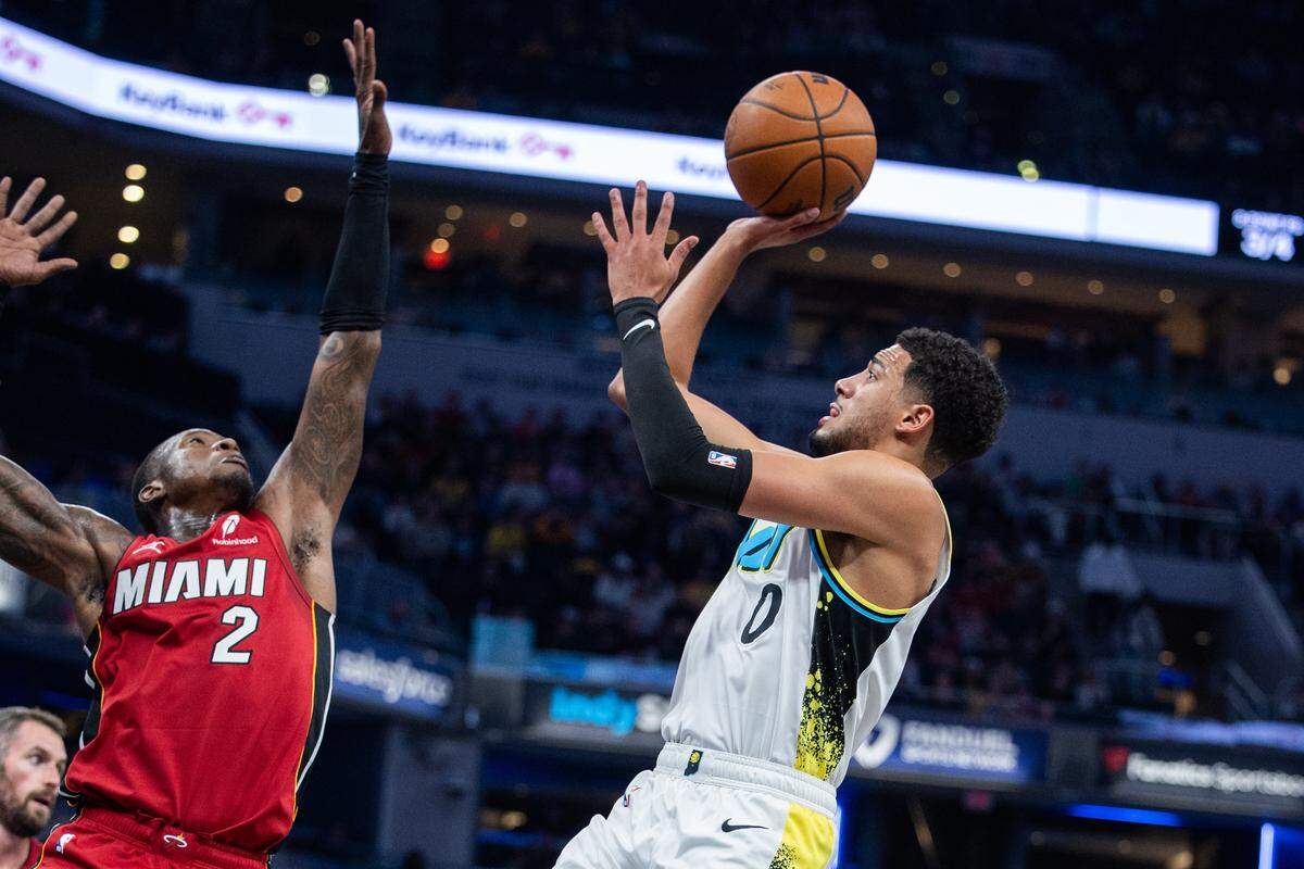 El jugador de los Pacers Tyrese Haliburton tira al aro ante la marca de Terry Rozier, del Heat de Miami, en el partido celebrado el 17 de noviembre de 2024 en Indianápolis.