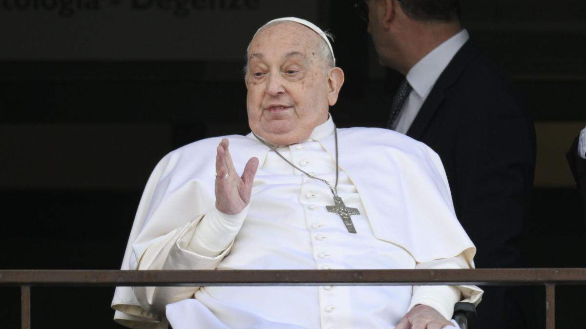 El papa Francisco saluda desde el balcón del hospital Gemelli de Roma, tras ser dado de alta el domingo 23 de marzo de 2025. El Santo Padre estuvo hospitalizado por más de cinco semanas tras sufrir una neumonía bilateral.