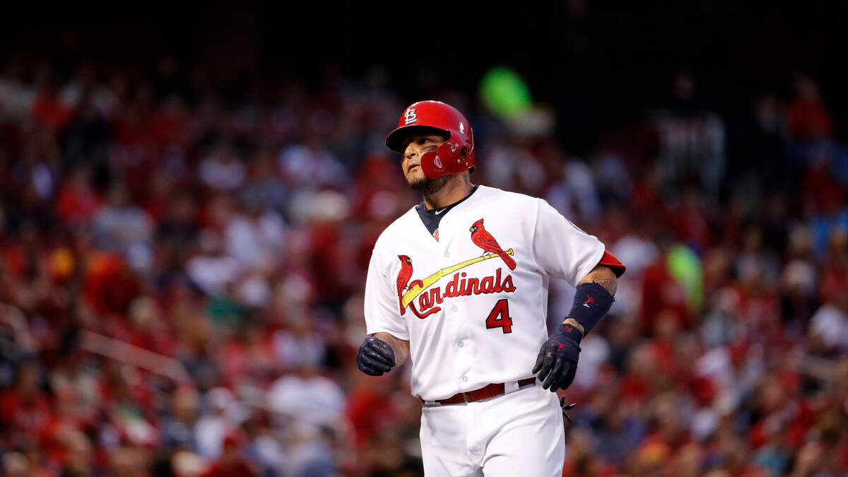 El receptor de los Cardenales, Yadier Molina, recibió el Premio Roberto Clemente por su trabajo social y especialmente por promover ayuda económica a los damnificados que dejó en su natal Puerto Rico el huracán María.