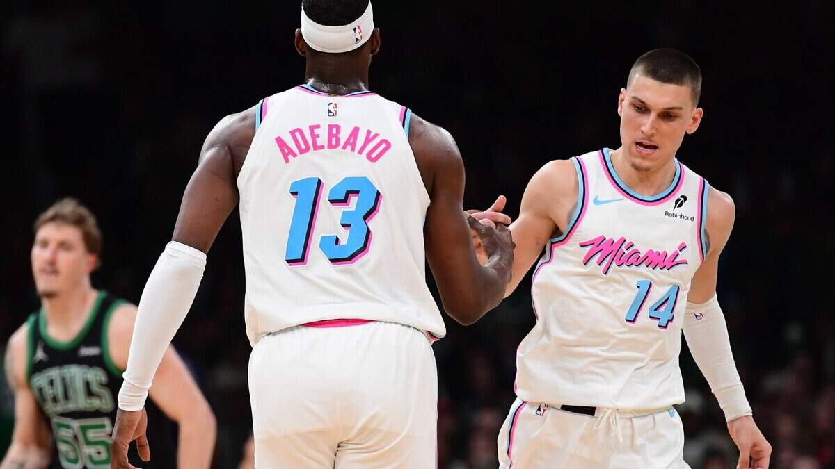 El pívot de los Miami Heat, Bam Adebayo (13), es felicitado por el base Tyler Herro (14) después de anotar una canasta durante la segunda mitad contra los Boston Celtics en el TD Garden.