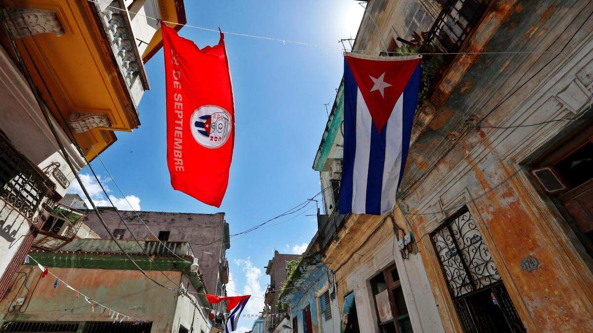 Una calle de La Habana con banderas de Cuba y de los Comités de Defensa de la Revolución (CDR), el 28 de septiembre de 2021.