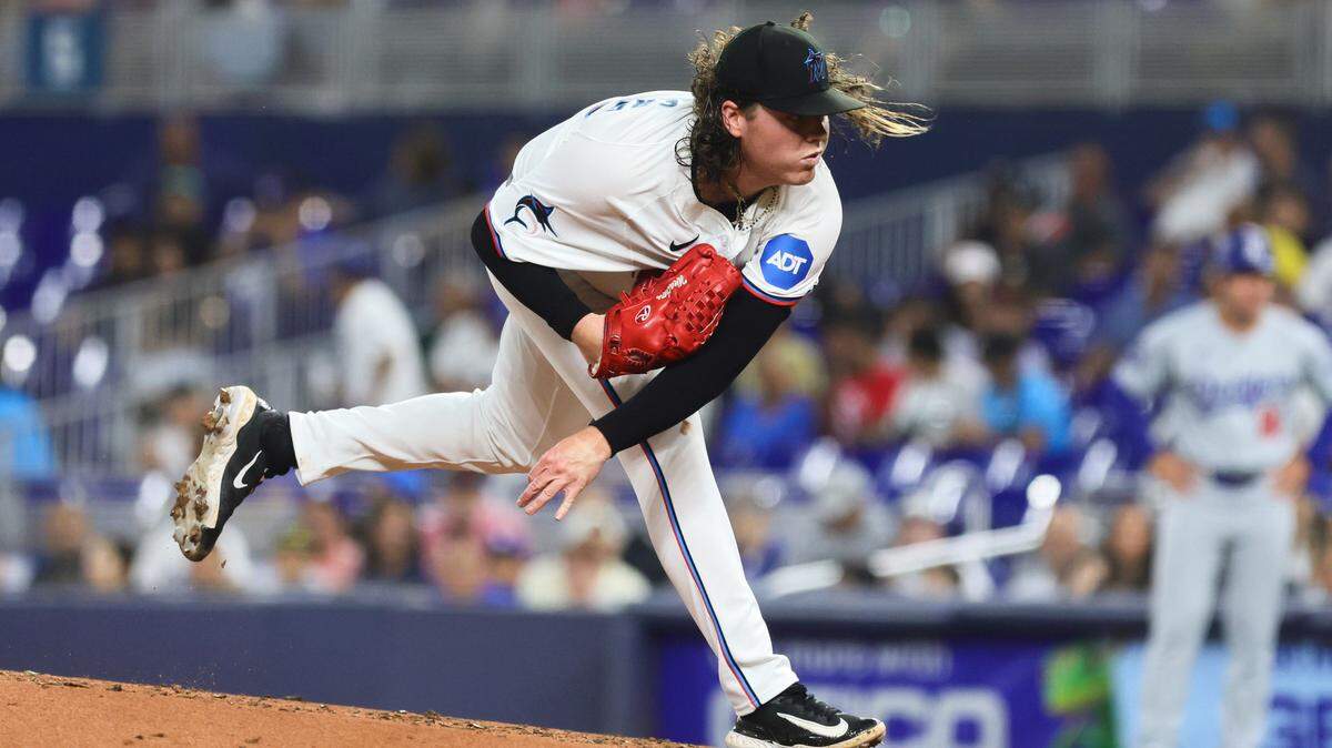 El abridor de los Marlins Ryan Weathers lanza en el segundo inning del partido ante los Dodgers de Los Angeles, celebrado el 18 de septiembre de 2024 en Miami.