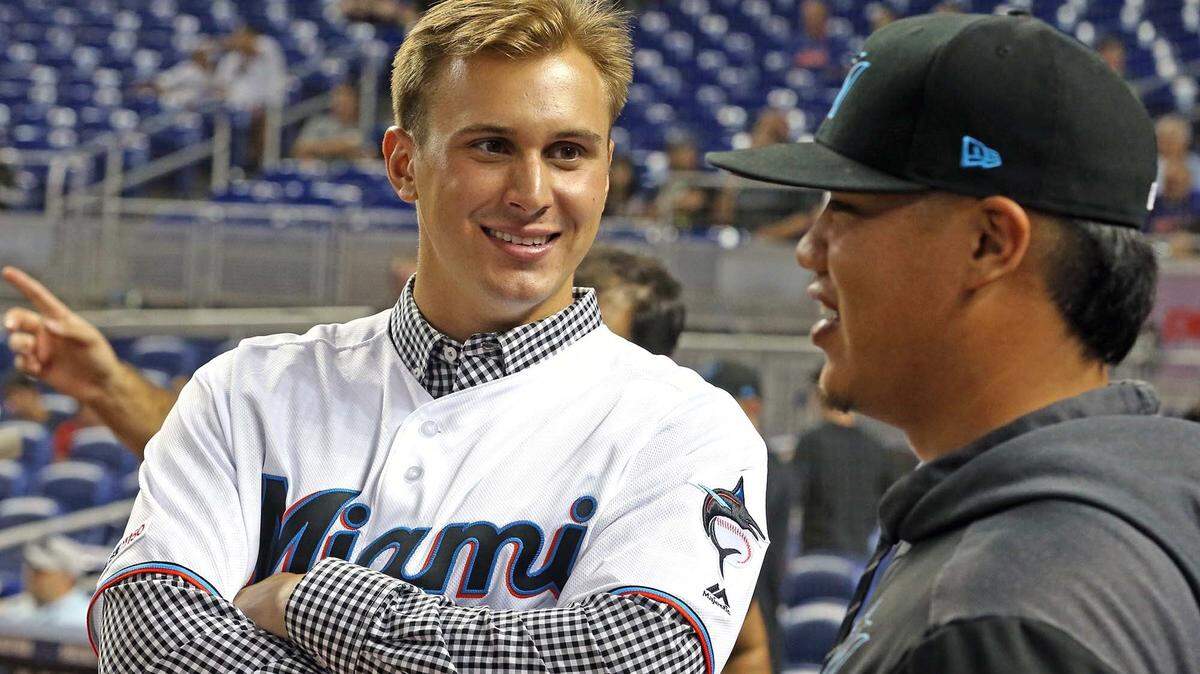 JJ BLEDAY, el elegido en primera ronda por los Marlins, conversa con Jordan Yamamoto antes del comienzo del juego contra los Mets.