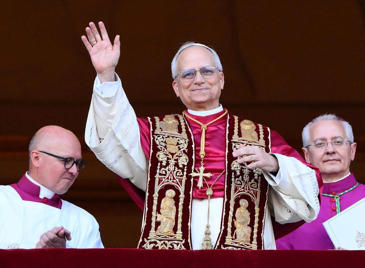 Robert Francis Prevost da su primer saludo “urbis et orbis” desde el balcón principal de la Basílica de San Pedro ya como nuevo Papa, León XIV, el 8 de mayo de 2025. 