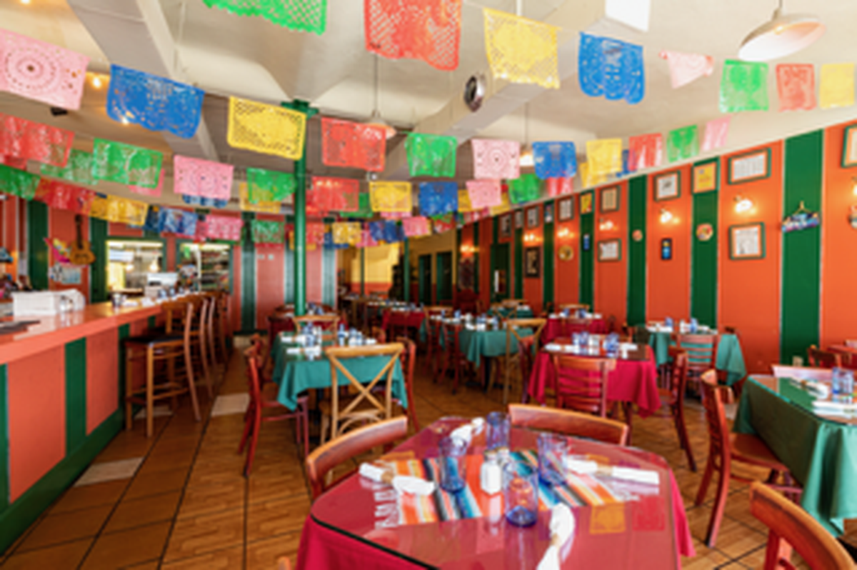Taquerías El Mexicano, una institución de La Pequeña Habana ofrece auténtica comida mexicana además de una buena selección de cócteles artesanales. 