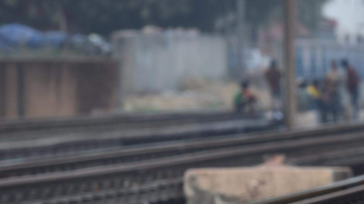 Un niño indio defeca al aire libre cerca de una vía férrea en el Día Internacional de Retrete en Nueva Delhi el 19 de noviembre de 2015. Alrededor de 1,1 mil millones de personas de todo el mundo defecar al aire libre, ya que no tienen acceso a instalaciones sanitarias adecuadas.