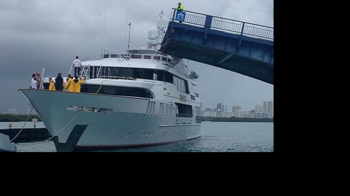 El bote “Rockstar” estaba pasando por el lado este del viaducto Broad, a la altura de la calle 96 en Bay Harbor Islands, cuando de repente una porción del puente se desprendió, cayendo encima del yate y causando un daño considerable.