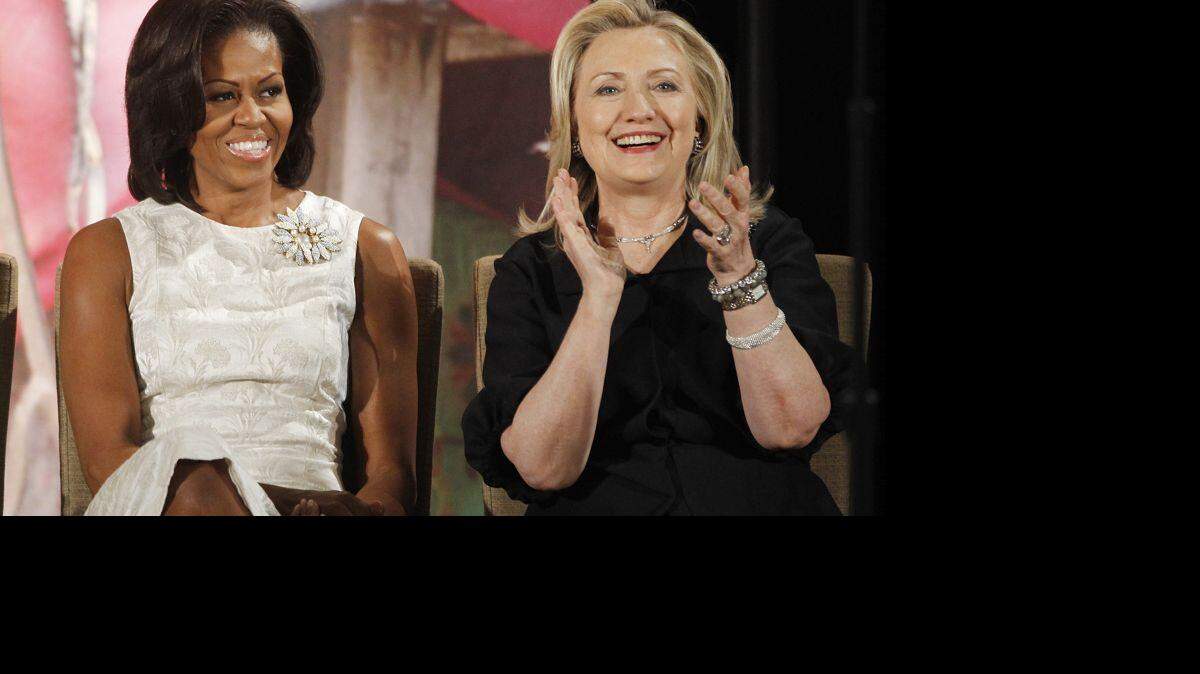 La secretaria de Estado Hillary Rodham Clinton y la primera dama Michelle Obama asisten a los International Women of Courage Awards en marzo de 2012.  AP / Charles Dharapak
