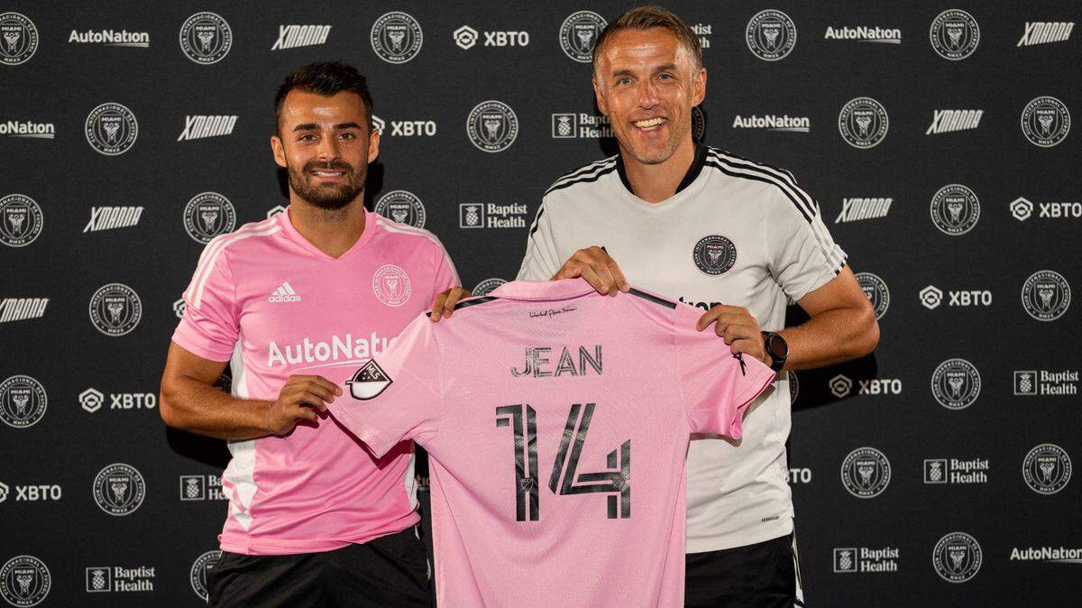Corentin Jean toma la camiseta del Inter Miami junto con su entrenador Phil Neville durante la presentación este 28 de julio en el DRV PNK Stafdium de Fort Lauderdale, Florida.
