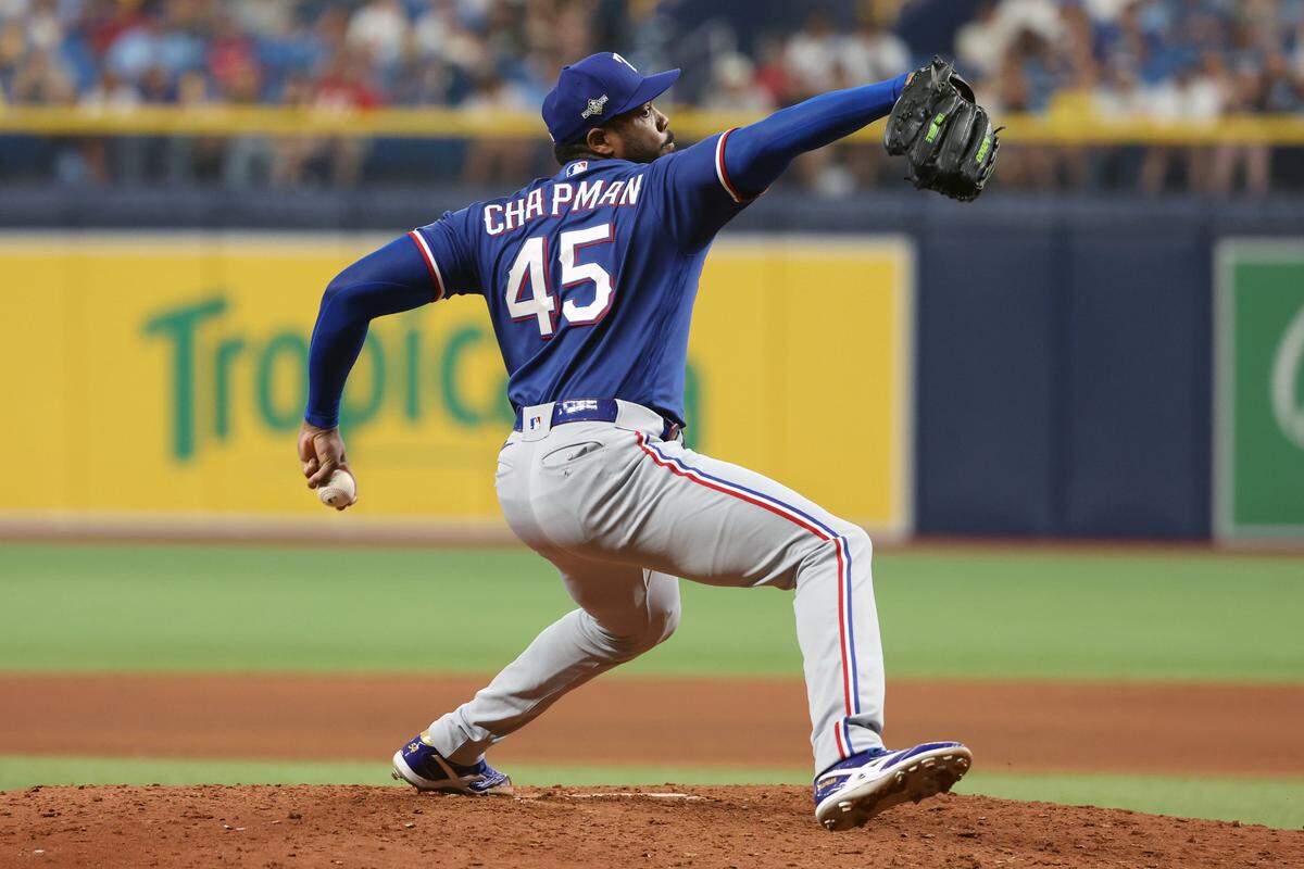 El relevista de los Rangers de Texas Aroldis Chapman lanza en el octavo inning del partido ante los Rays, celebrado el 3 de octubre de 2023 en el Tropicana Field de St. Petersburg, Florida.