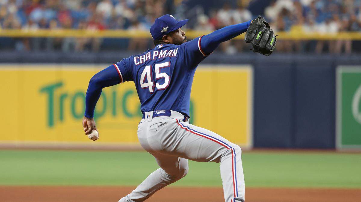 El relevista de los Rangers de Texas Aroldis Chapman lanza en el octavo inning del partido ante los Rays, celebrado el 3 de octubre de 2023 en el Tropicana Field de St. Petersburg, Florida.
