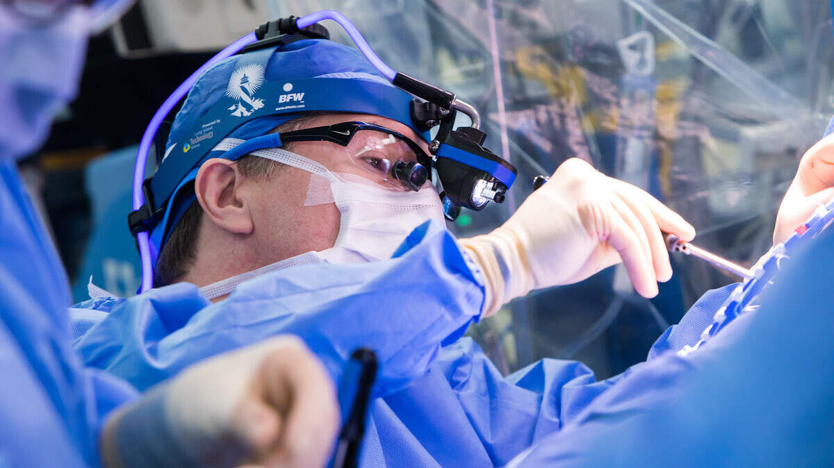 El Dr. Joseph Lamelas, director de cirugía cardíaca de University of Miami Health System, ha operado en dos ocasiones al Dr. Jorge Orbay, un cirujano ortopeda de Miami quien desarrollo problemas del corazón muchos anos después de recibir radiación para tratar un cáncer.