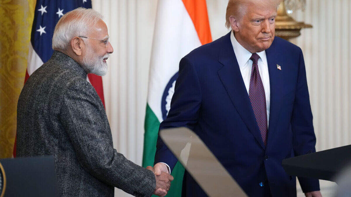 El presidente de Estados Unidos, Donald Trump (derecha), y el primer ministro de la India, Narendra Modi, ofrecen una rueda de prensa conjunta en el Salón Este de la Casa Blanca el 13 de febrero de 2025 en Washington, DC.