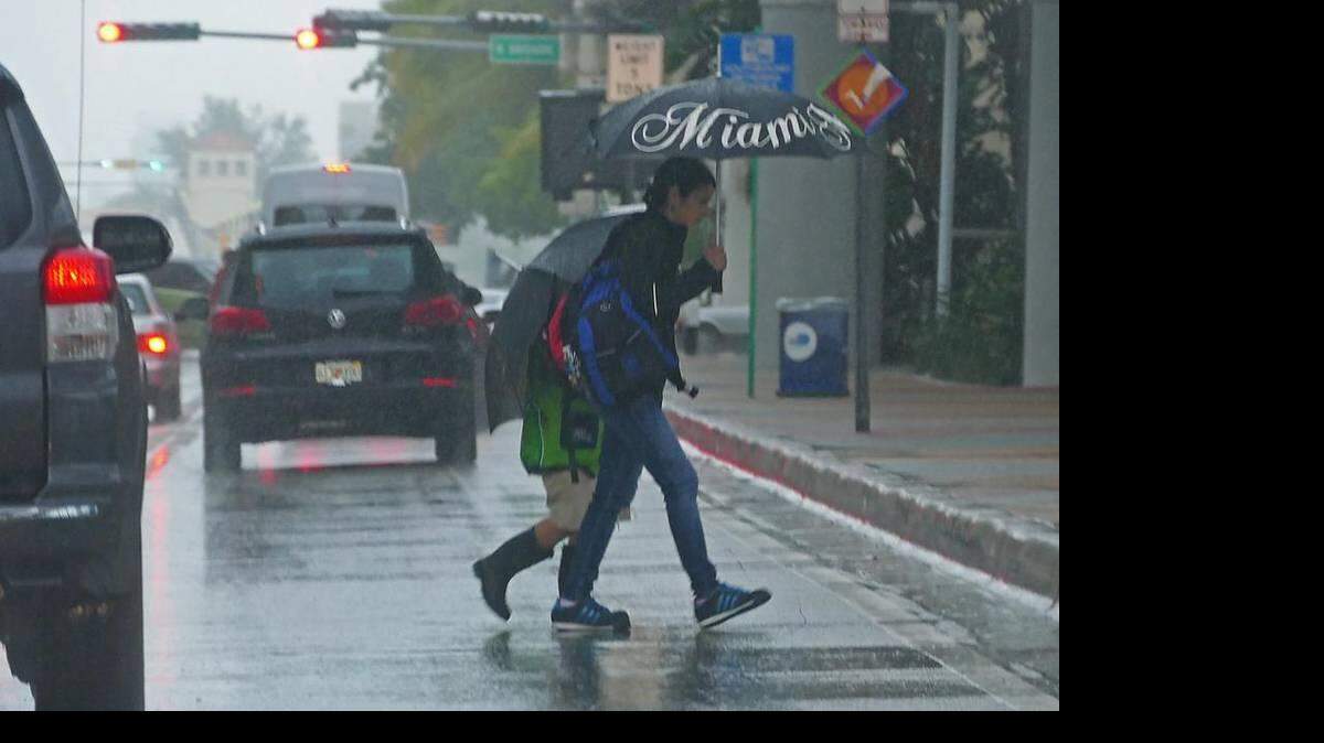 Para el sur de la Florida, el sistema es principalmente una amenaza de aguaceros, aunque los chubascos pueden hacerse más severos el jueves.