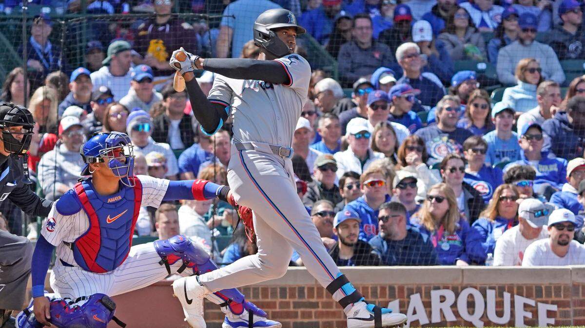 El jardinero de los Marlins Jesús Sánchez batea un hit en el cuarto inning del partido ante los Cachorros, celebrado el 21 de abril de 2024 en el Wrigley Field de Chicago.