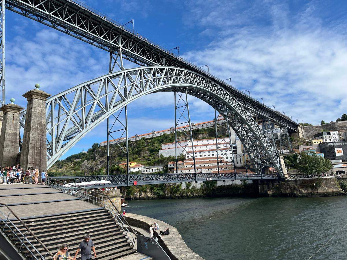 El Puente Don Luis I construido en hierro, inaugurado a finales del siglo XIX, con un enorme arco y dos pisos.