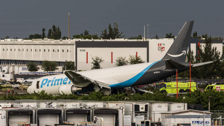 NTSB: Avión de Amazon chocó contra camioneta con 7 personas a bordo tras salirse de la pista en Miami
