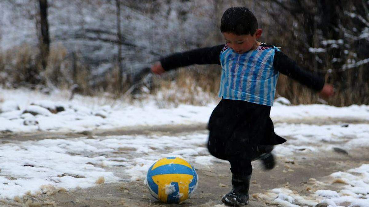 El pequeño Murtaza, un niño afgano de 5 años que desde hace días arrasa en las redes sociales tras hacerse virales unas fotos en las que viste una camiseta de Messi hecha con una bolsa de plástico, por fin va a conocer a su ídolo.