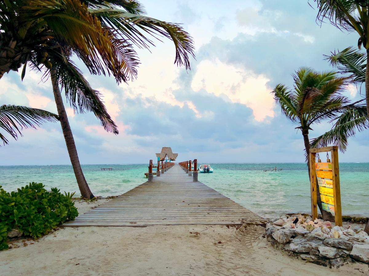 Muelle en Margaritaville Belize.