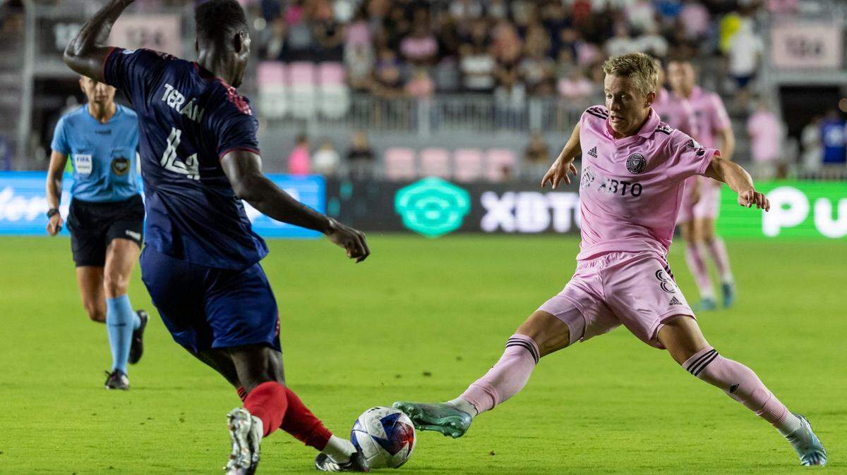 El mediocampista de Inter Miami Bryce Duke (der.) y el defensor del Chicago Fire Carlos Terán luchan por la posesión del balón durante la primera mitad del partido celebrado en el DRV PNK Stadium, el sábado 25 de marzo de 2023 en Fort Lauderdale, Florida.
