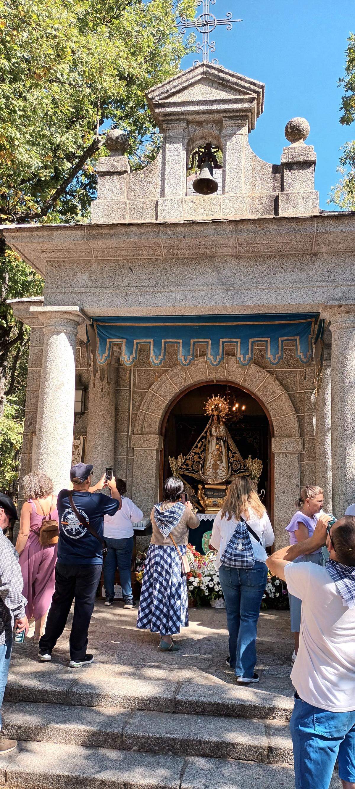 Ermita de la Virgen de Gracia en el bosque.