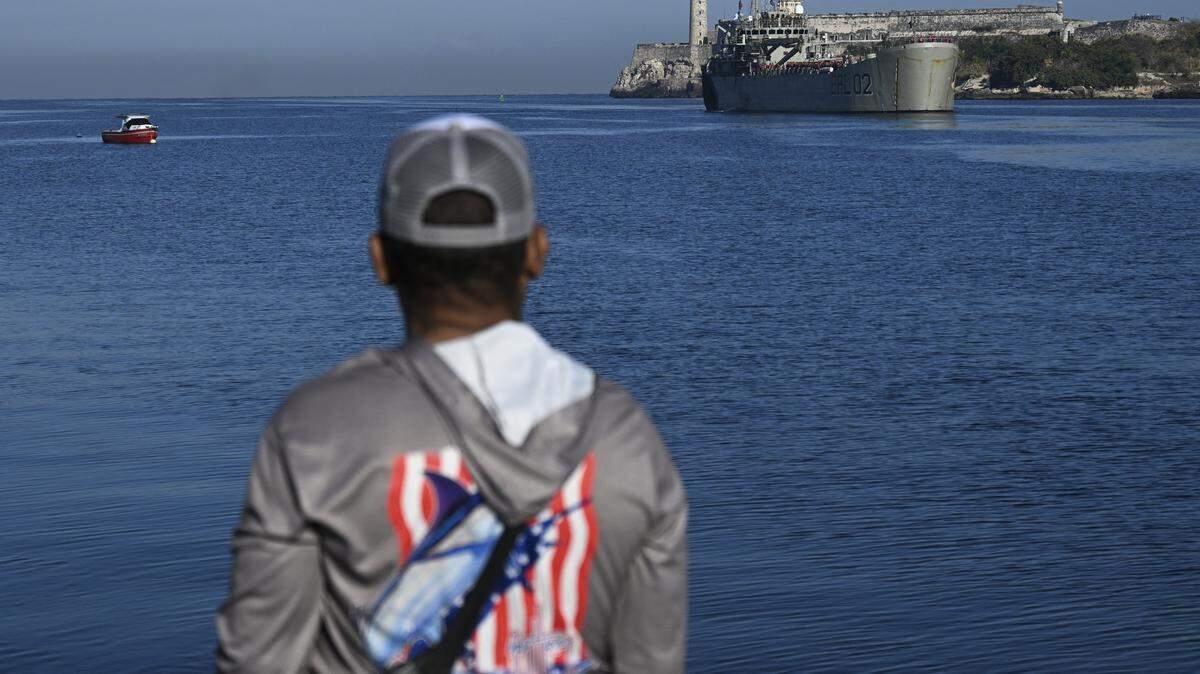 El buque de la Armada de México Isla Holbox (BAL-02) llega a la bahía de La Habana con ayuda humanitaria, en La Habana, el 12 de febrero de 2026.