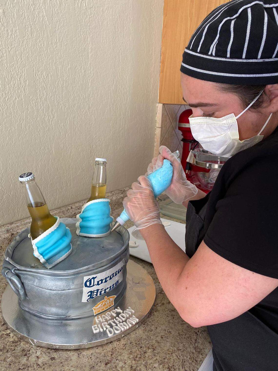Yanet Alfonso prepara un cake con el tema del coronavirus, una de las órdenes que ha recibido en un momento que su negocio florece.