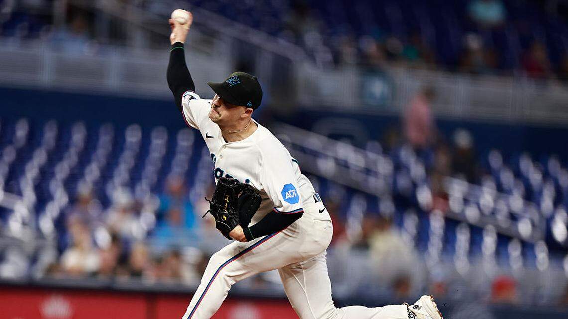 El abridor de los Marlins Janson Junk permitió un hit en cinco entradas a la tanda de los Cardenales de San Luis, en el partido celebrado el 22 de abril de 2026 en Miami. 