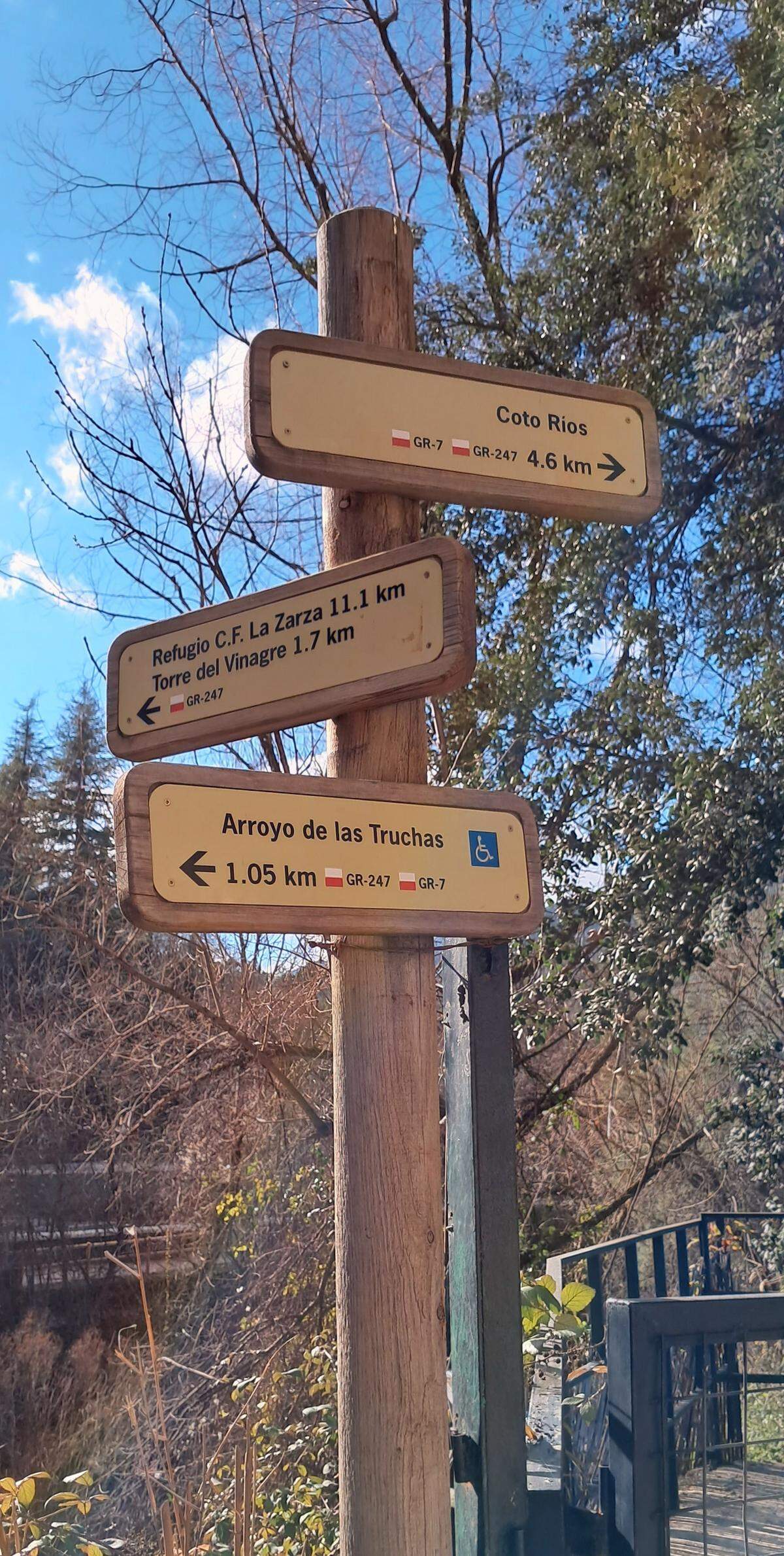 Señalización en el Parque Natural de las Sierras de Cazorla, Segura y Las Villas, en Jaén, España.