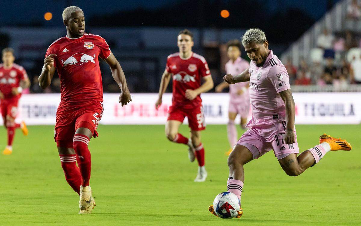 El delantero del Inter Miami Josef Martínez (der.) dispara a puerta ante la marca de Andrés Reyes, de los New York Reds Bulls, en el partido celebrado el 31 de mayo de 2023 en el DRV PNK Stadium, en Fort Lauderdale, Florida.