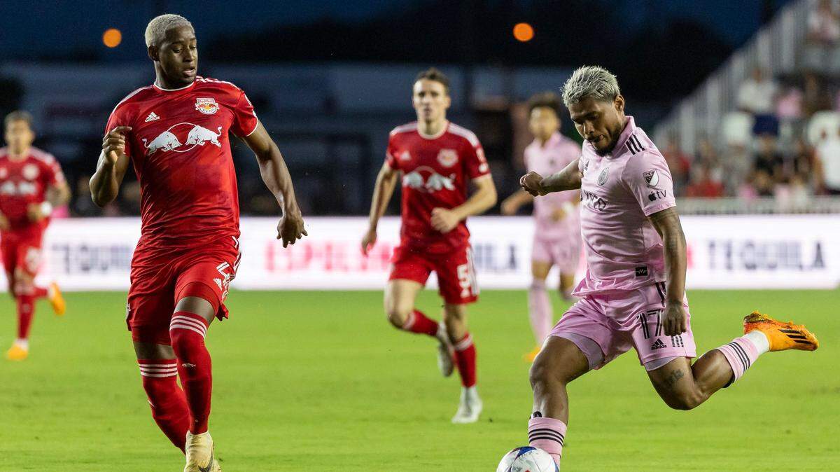 El delantero del Inter Miami Josef Martínez (der.) dispara a puerta ante la marca de Andrés Reyes, de los New York Reds Bulls, en el partido celebrado el 31 de mayo de 2023 en el DRV PNK Stadium, en Fort Lauderdale, Florida.
