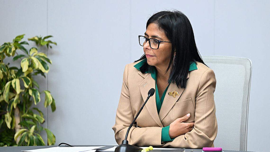 La presidenta interina de Venezuela, Delcy Rodríguez, mantiene una reunión con la delegación del gobierno colombiano en el Palacio Presidencial de Miraflores, en Caracas, el 13 de marzo de 2026. Venezuela se reunió con una delegación colombiana de alto nivel el 13 de marzo de 2026, después de que el gobierno venezolano anunciara el día anterior que se había cancelado una reunión entre los presidentes de ambos países, la cual estaba prevista para celebrarse en un puente fronterizo.