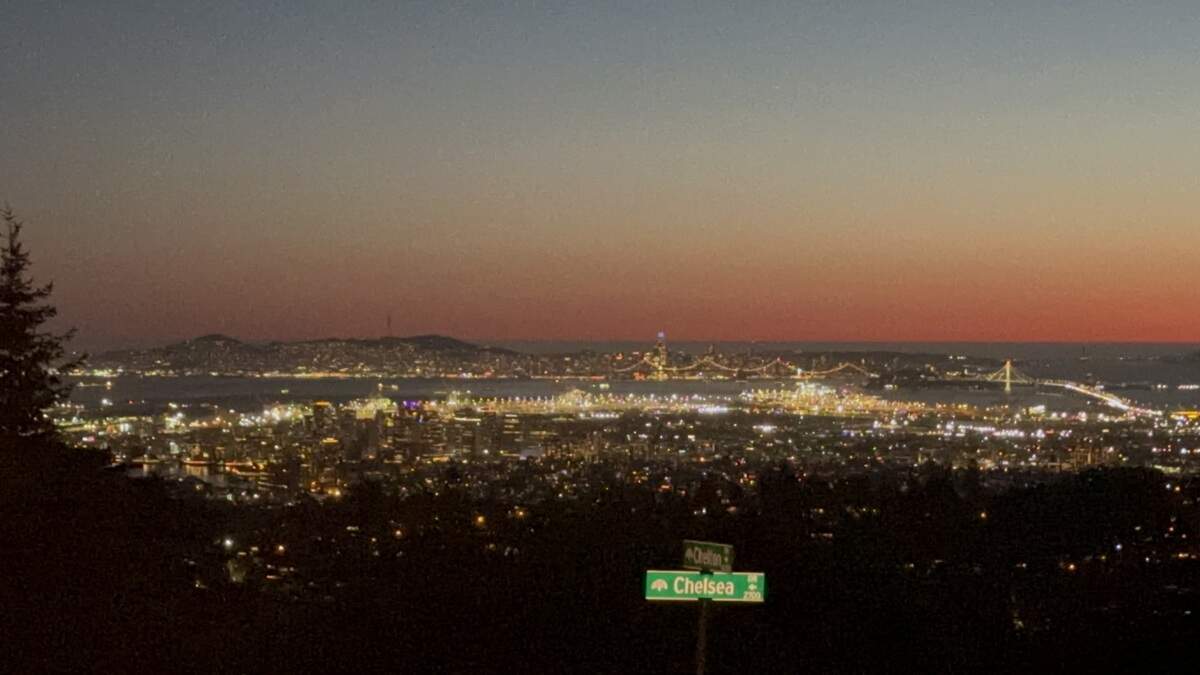 Colores de un atardecer en San Francisco desde las colinas de Montclaire con vista a la bahía.