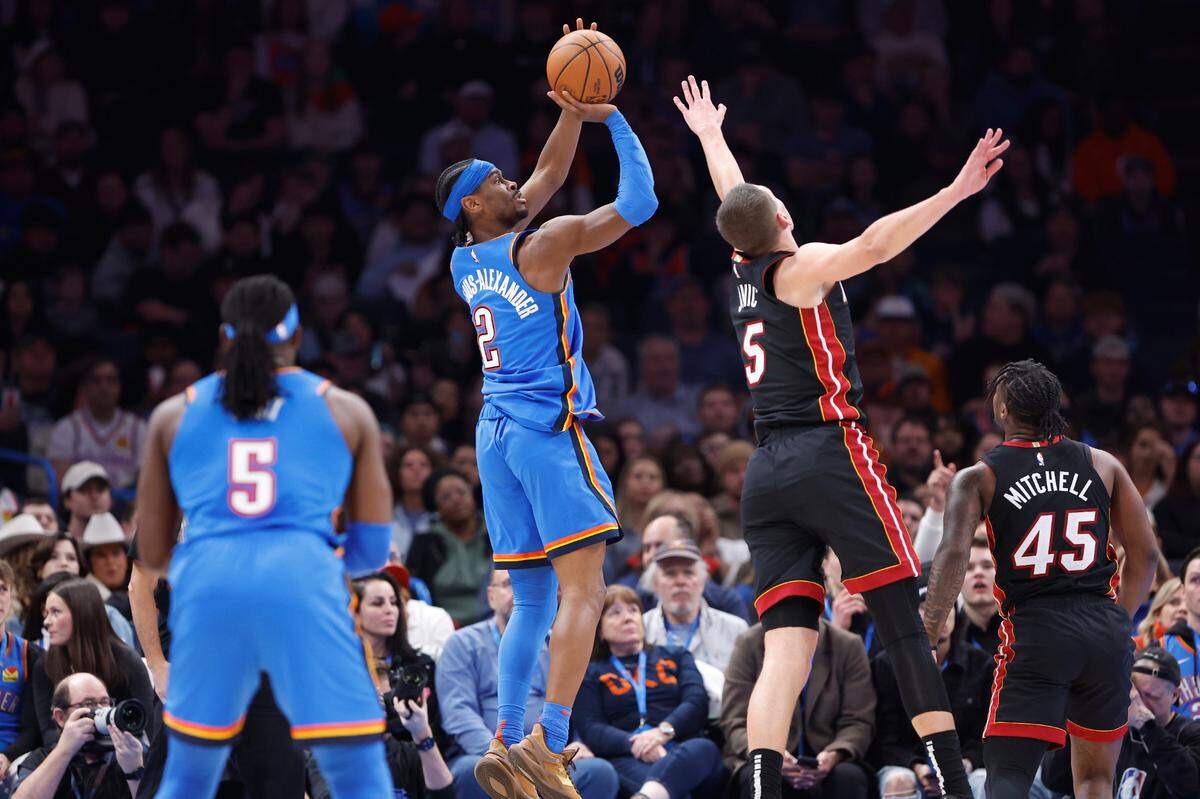 El jugador del Thunder Shai Gilgeous-Alexander tira al aro ante la marca de Nikola Jovic, del Heat de Miami, en el partido celebrado el 12 de febrero de 2025 en Oklahoma City.